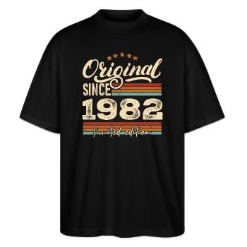 Original 1982 Jahrgang - 1982 Geburtstagsgeschenk - Stanley/Stella Oversized Unisex Bio T-Shirt Blaster 2.0 - Schwarz - Vorne - Alina (178cm) & Michal (187cm)