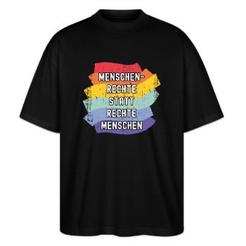 Menschenrechte statt rechte Menschen Demokratie - Stanley/Stella Oversized Unisex Bio T-Shirt Blaster 2.0 - Schwarz - Vorne - Alina (178cm) & Michal (187cm)