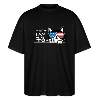Ich bin nicht 74, ich bin 73 plus 1 Mittelfinger Katzenflip - Stanley/Stella Oversized Unisex Bio T-Shirt Blaster 2.0 - Schwarz - Vorne - Alina (178cm) & Michal (187cm)