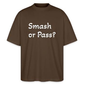 Smash or Pass - Stanley/Stella Oversized Unisex Bio T-Shirt Blaster 2.0 - Dunkelbraun - Vorne - Alina (178cm) & Michal (187cm)