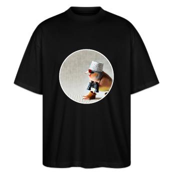Distelfink mit Fernglas - Stanley/Stella Oversized Unisex Bio T-Shirt Blaster 2.0 - Schwarz - Vorne - Alina (178cm) & Michal (187cm)