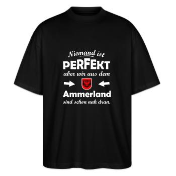 Perfekt im Ammerland - Stanley/Stella Oversized Unisex Bio T-Shirt Blaster 2.0 - Schwarz - Vorne - Alina (178cm) & Michal (187cm)