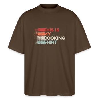 Kochen mit Stil - This Is My Cooking Shirt - Stanley/Stella Oversized Unisex Bio T-Shirt Blaster 2.0 - Dunkelbraun - Vorne - Alina (178cm) & Michal (187cm)