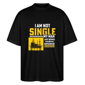 Je ne suis pas célibataire, mon homme travaille dans les attelages ! Champ pétrolifère - T-shirt bio Blaster 2.0 coupe oversize Stanley/Stella Unisexe - noir - Devant - Alina (178cm) & Michal (187cm)