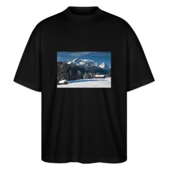 Winterstimmung mit Zugspitze - Stanley/Stella Oversized Unisex Bio T-Shirt Blaster 2.0 - Schwarz - Vorne - Alina (178cm) & Michal (187cm)