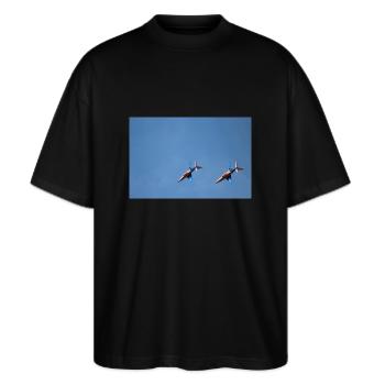 Flugschau Patrouille de France in Formation - Stanley/Stella Oversized Unisex Bio T-Shirt Blaster 2.0 - Schwarz - Vorne - Alina (178cm) & Michal (187cm)