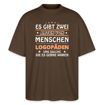 Logopäden Geschenk - zwei Arten von... Design - Stanley/Stella Oversized Unisex Bio T-Shirt Blaster 2.0 - Dunkelbraun - Vorne - Alina (178cm) & Michal (187cm)