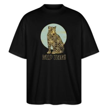 Wild Thing mit Leopard - Stanley/Stella Oversized Unisex Bio T-Shirt Blaster 2.0 - Schwarz - Vorne - Alina (178cm) & Michal (187cm)