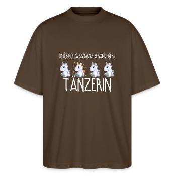 TÄNZERIN - Toll - Stanley/Stella Oversized Unisex Bio T-Shirt Blaster 2.0 - Dunkelbraun - Vorne - Alina (178cm) & Michal (187cm)