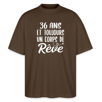 36 ans et toujours un corps de rêve - Cadeau 36ans - T-shirt bio Blaster 2.0 coupe oversize Stanley/Stella Unisexe - marron foncé - Devant - Alina (178cm) & Michal (187cm)
