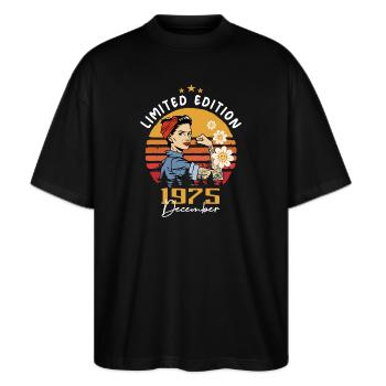 Dezember 1975 Geburtstagsgeschenk Dezember 1975 - Stanley/Stella Oversized Unisex Bio T-Shirt Blaster 2.0 - Schwarz - Vorne - Alina (178cm) & Michal (187cm)