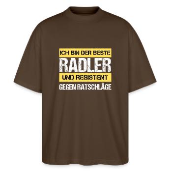 Resistenter Radler - Stanley/Stella Oversized Unisex Bio T-Shirt Blaster 2.0 - Dunkelbraun - Vorne - Alina (178cm) & Michal (187cm)