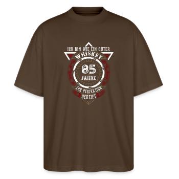 85. Geburtstag Whiskey Whisky - Stanley/Stella Oversized Unisex Bio T-Shirt Blaster 2.0 - Dunkelbraun - Vorne - Alina (178cm) & Michal (187cm)