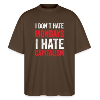 Ich hasse den Montag nicht. Ich hasse den Kapitalismus - Stanley/Stella Oversized Unisex Bio T-Shirt Blaster 2.0 - Dunkelbraun - Vorne - Alina (178cm) & Michal (187cm)