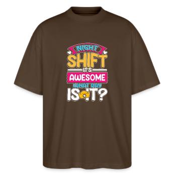 Night shift is awesome what time is it - Stanley/Stella Oversized Unisex Bio T-Shirt Blaster 2.0 - Dunkelbraun - Vorne - Alina (178cm) & Michal (187cm)