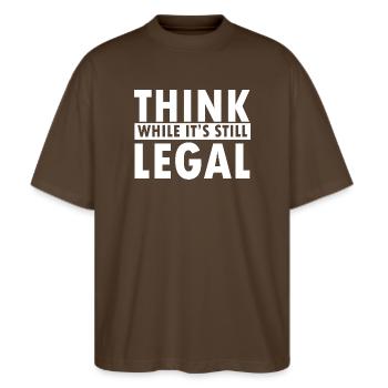 Think While It’s Still Legal Statement Design - Stanley/Stella Oversized Unisex Bio T-Shirt Blaster 2.0 - Dunkelbraun - Vorne - Alina (178cm) & Michal (187cm)