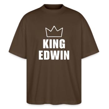 Edwin Name mit Buchstabe E - King Crown Shirt - Stanley/Stella Oversized Unisex Bio T-Shirt Blaster 2.0 - Dunkelbraun - Vorne - Alina (178cm) & Michal (187cm)