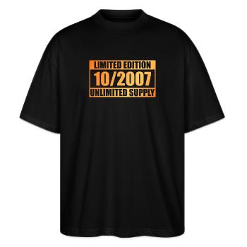 18. Geburtstag Limited Edition - ꝏ Supply 10/2007 - Stanley/Stella Oversized Unisex Bio T-Shirt Blaster 2.0 - Schwarz - Vorne - Alina (178cm) & Michal (187cm)