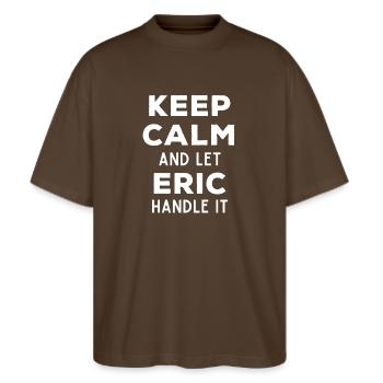 Keep Calm Lass Eric das regeln Lustiger Spruch - Stanley/Stella Oversized Unisex Bio T-Shirt Blaster 2.0 - Dunkelbraun - Vorne - Alina (178cm) & Michal (187cm)