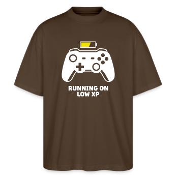 Running on Low XP Controller - Stanley/Stella Oversized Unisex Bio T-Shirt Blaster 2.0 - Dunkelbraun - Vorne - Alina (178cm) & Michal (187cm)