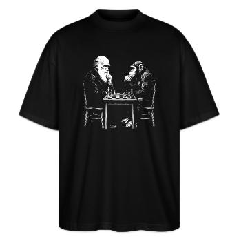 Darwin spielt Schach mit dem Affen – Evolutionsspiel - Stanley/Stella Oversized Unisex Bio T-Shirt Blaster 2.0 - Schwarz - Vorne - Alina (178cm) & Michal (187cm)