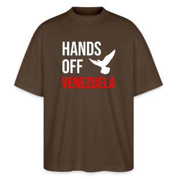 HANDS OFF VENEZUELA - Stanley/Stella Oversized Unisex Bio T-Shirt Blaster 2.0 - Dunkelbraun - Vorne - Alina (178cm) & Michal (187cm)