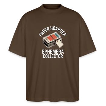 Paper Hoarder Ephemera Collector - Stanley/Stella Oversized Unisex Bio T-Shirt Blaster 2.0 - Dunkelbraun - Vorne - Alina (178cm) & Michal (187cm)