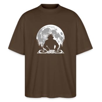 Bigfoot DJ Mond - Stanley/Stella Oversized Unisex Bio T-Shirt Blaster 2.0 - Dunkelbraun - Vorne - Alina (178cm) & Michal (187cm)