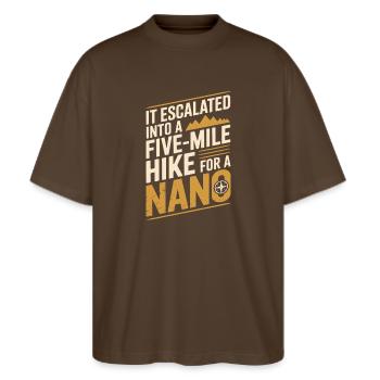 Five miles because of Nano | Geocaching Humor - Stanley/Stella Oversized Unisex Organic T-shirt Blaster 2.0 - mocha - Front - Alina (178cm) & Michal (187cm)