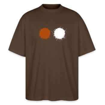 Braun Weiß - Stanley/Stella Oversized Unisex Bio T-Shirt Blaster 2.0 - Dunkelbraun - Vorne - Alina (178cm) & Michal (187cm)