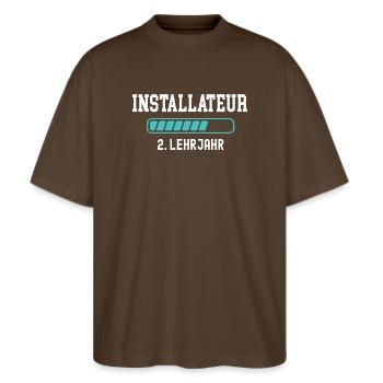 Apprentissage d’installateur 2e année d’apprentissage - T-shirt bio Blaster 2.0 coupe oversize Stanley/Stella Unisexe - marron foncé - Devant - Alina (178cm) & Michal (187cm)