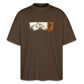 Mountain Explorer Silhouette T-Shirt - Stanley/Stella Oversized Unisex Bio T-Shirt Blaster 2.0 - Dunkelbraun - Vorne - Alina (178cm) & Michal (187cm)