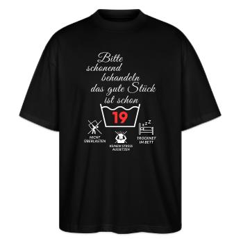 Bitte schonend behandeln - das gute Stück ist 19 - Stanley/Stella Oversized Unisex Bio T-Shirt Blaster 2.0 - Schwarz - Vorne - Alina (178cm) & Michal (187cm)