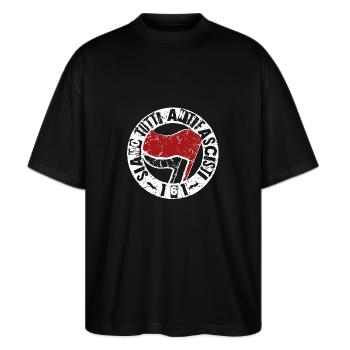 Siamo Tutti Antifascisti 161 Antifa - Stanley/Stella Oversized Unisex Bio T-Shirt Blaster 2.0 - Schwarz - Vorne - Alina (178cm) & Michal (187cm)