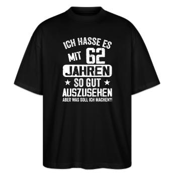 62 Jahre Jung - Vintage Geburtstagsspruch - Stanley/Stella Oversized Unisex Bio T-Shirt Blaster 2.0 - Schwarz - Vorne - Alina (178cm) & Michal (187cm)