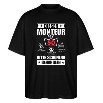 Dieser Monteur ist 50. Schonend behandeln - Stanley/Stella Oversized Unisex Bio T-Shirt Blaster 2.0 - Schwarz - Vorne - Alina (178cm) & Michal (187cm)