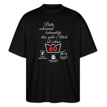 Bitte schonend behandeln - das gute Stück ist 60 - Stanley/Stella Oversized Unisex Bio T-Shirt Blaster 2.0 - Schwarz - Vorne - Alina (178cm) & Michal (187cm)