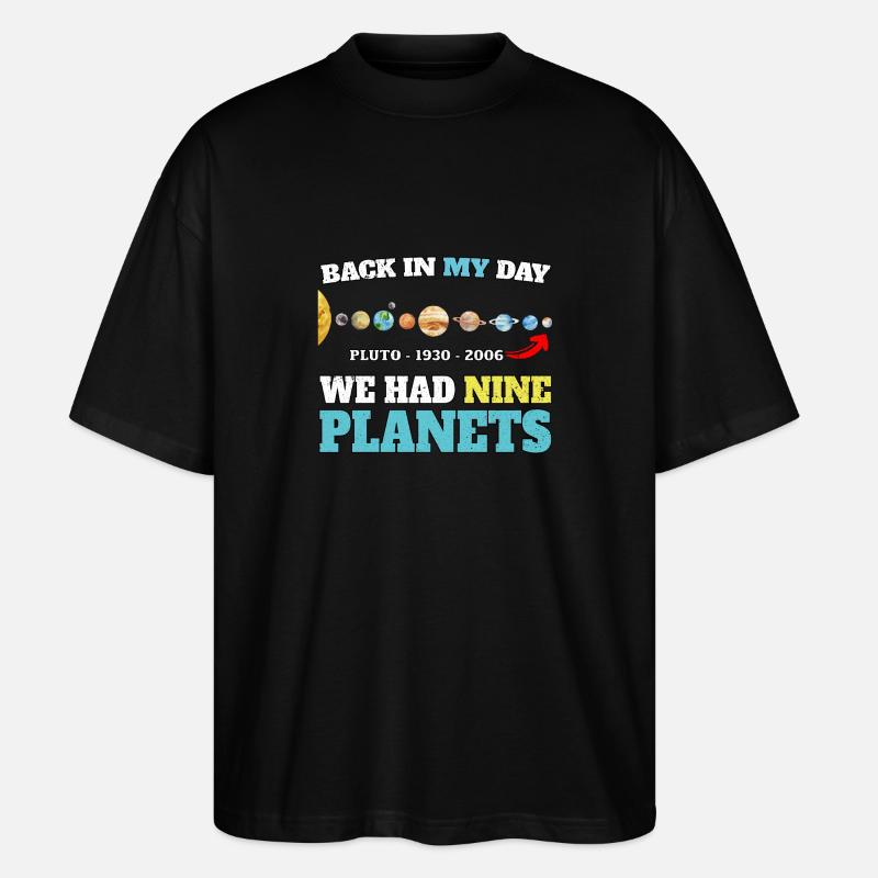 PLUTO - NEVER FORGET 1930 - 2006 - Stanley/Stella Oversized Unisex Organic T-shirt Blaster 2.0 - black