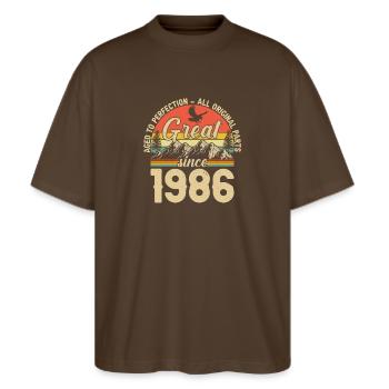 1986 - Une année légendaire - T-shirt bio Blaster 2.0 coupe oversize Stanley/Stella Unisexe - marron foncé - Devant - Alina (178cm) & Michal (187cm)
