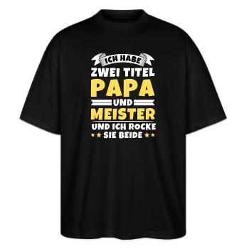 Ich habe 2 Titel Papa und Meister - Stanley/Stella Oversized Unisex Bio T-Shirt Blaster 2.0 - Schwarz - Vorne - Alina (178cm) & Michal (187cm)