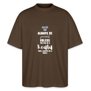 Koala - Koalas - Koala T-Shirt - Be Yourself - Stanley/Stella Oversized Unisex Bio T-Shirt Blaster 2.0 - Dunkelbraun - Vorne - Alina (178cm) & Michal (187cm)