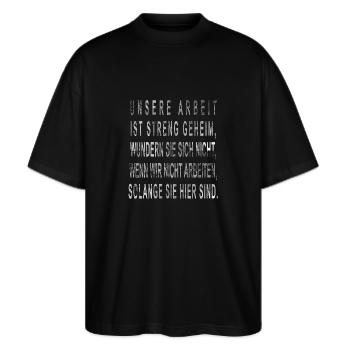 Lustiger Spruch Arbeit geheim - Stanley/Stella Oversized Unisex Bio T-Shirt Blaster 2.0 - Schwarz - Vorne - Alina (178cm) & Michal (187cm)