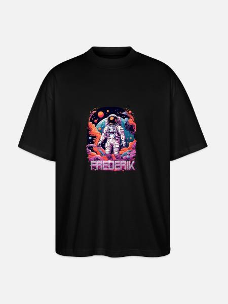 FREDERIK - Kaunis pojan nimi astronautin kanssa - Stanley/Stella Blaster 2.0 Unisex Oversized Luomu T-paita - musta
