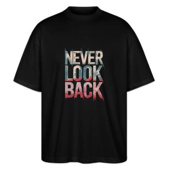 Never Look Back Ermutigendes Motivationszitat - Stanley/Stella Oversized Unisex Bio T-Shirt Blaster 2.0 - Schwarz - Vorne - Alina (178cm) & Michal (187cm)