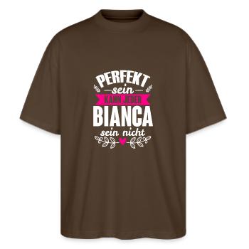 Bianca - Perfekt Sein Kann Jeder Bianca Nicht - Stanley/Stella Oversized Unisex Bio T-Shirt Blaster 2.0 - Dunkelbraun - Vorne - Alina (178cm) & Michal (187cm)