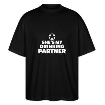 Drinking partner - Stanley/Stella Oversized Unisex Bio T-Shirt Blaster 2.0 - Schwarz - Vorne - Alina (178cm) & Michal (187cm)