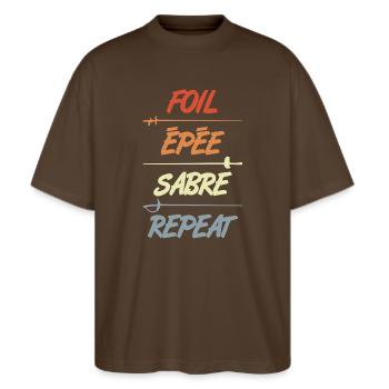 Florett Degen Säbel Wiederholung - Stanley/Stella Oversized Unisex Bio T-Shirt Blaster 2.0 - Dunkelbraun - Vorne - Alina (178cm) & Michal (187cm)