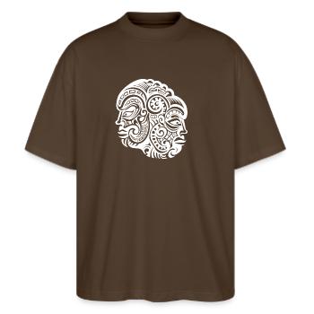 Ausdrucksstarke Neuseeland Tattoo Kunst der Maori - Stanley/Stella Oversized Unisex Bio T-Shirt Blaster 2.0 - Dunkelbraun - Vorne - Alina (178cm) & Michal (187cm)
