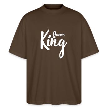 Der König ersetzt die Königin - Stanley/Stella Oversized Unisex Bio T-Shirt Blaster 2.0 - Dunkelbraun - Vorne - Alina (178cm) & Michal (187cm)