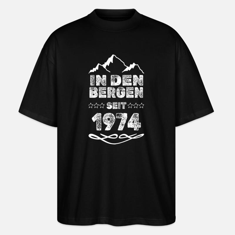 In Den Bergen Seit 1974 - Stanley/Stella Oversized Unisex Bio T-Shirt Blaster 2.0 - Schwarz